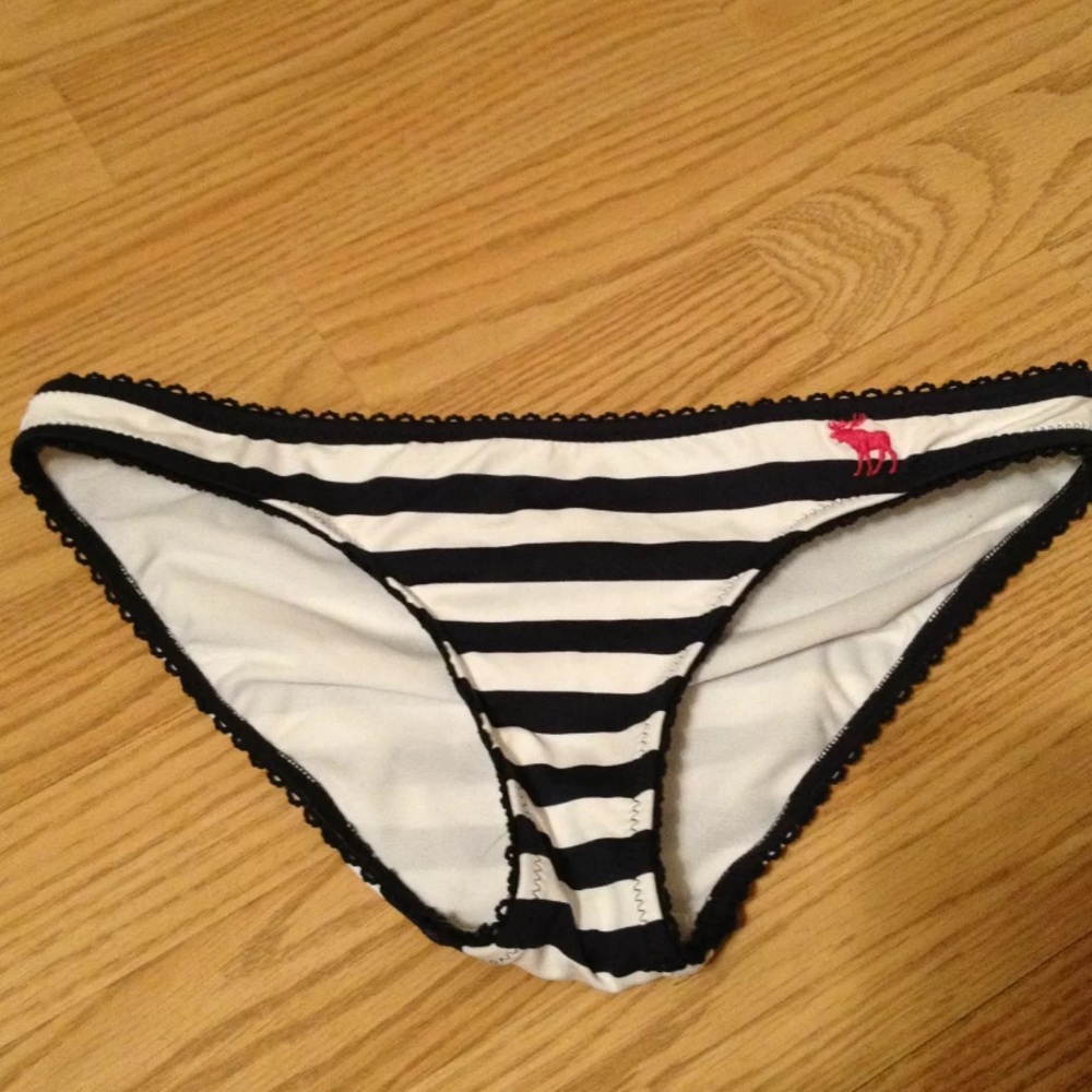 NWOT Abercrombie Kids Swim Bottoms Girl’s Size Large Navy & White Stripes
